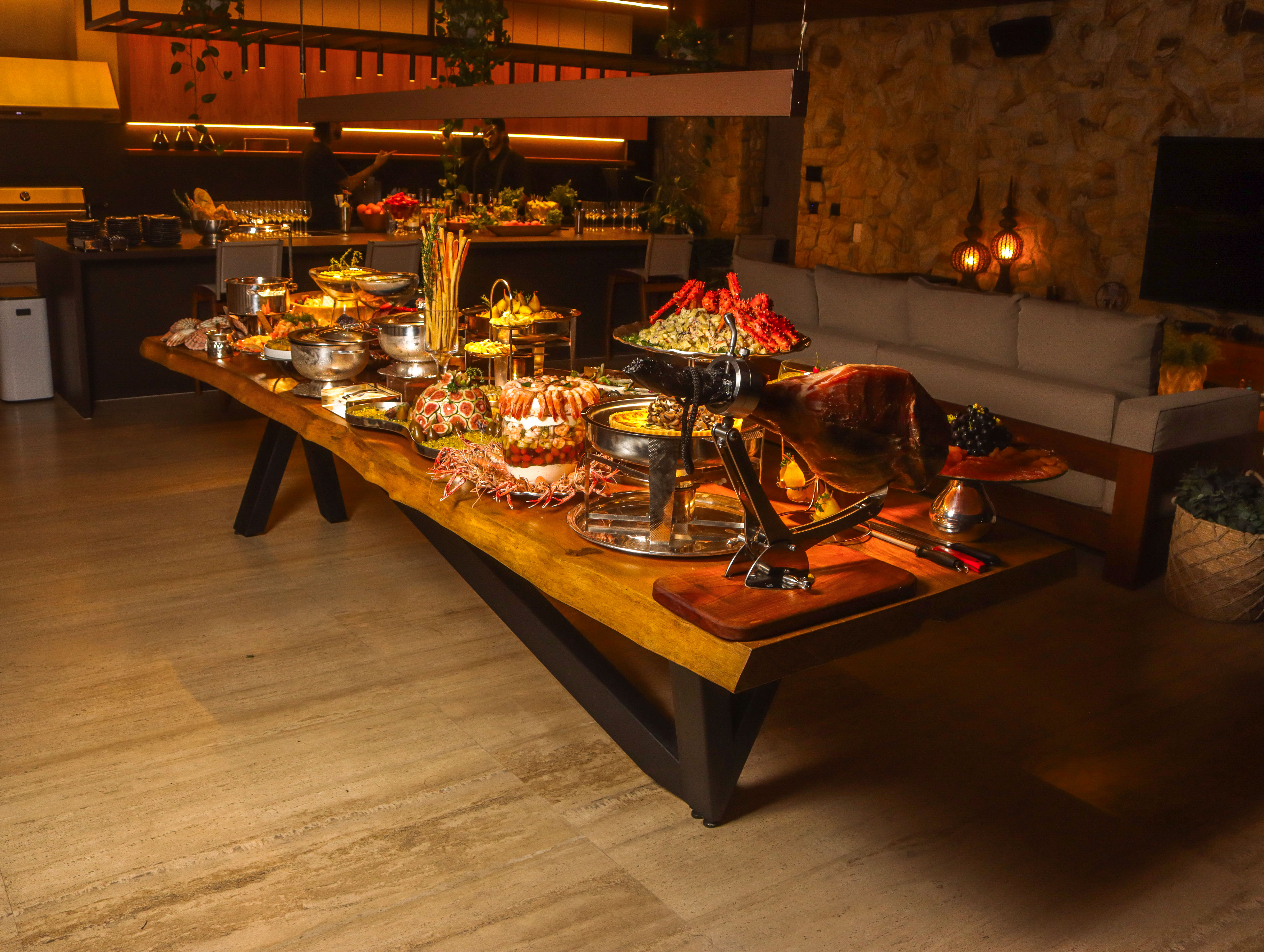 Mesa de evento gastronômico elegante da Carmelita Gastronomia